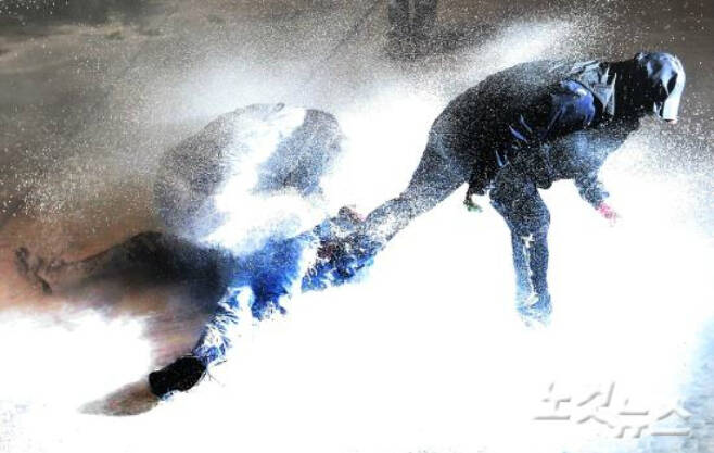 2015년 11월 14일 서울 종로구청 입구 사거리에서 최루액을 섞은 물대포를 맞고 쓰러진 백남기 농민에게 경찰이 멈추지 않고 물대포를 쏘고 있다. (사진=자료사진/노컷뉴스)