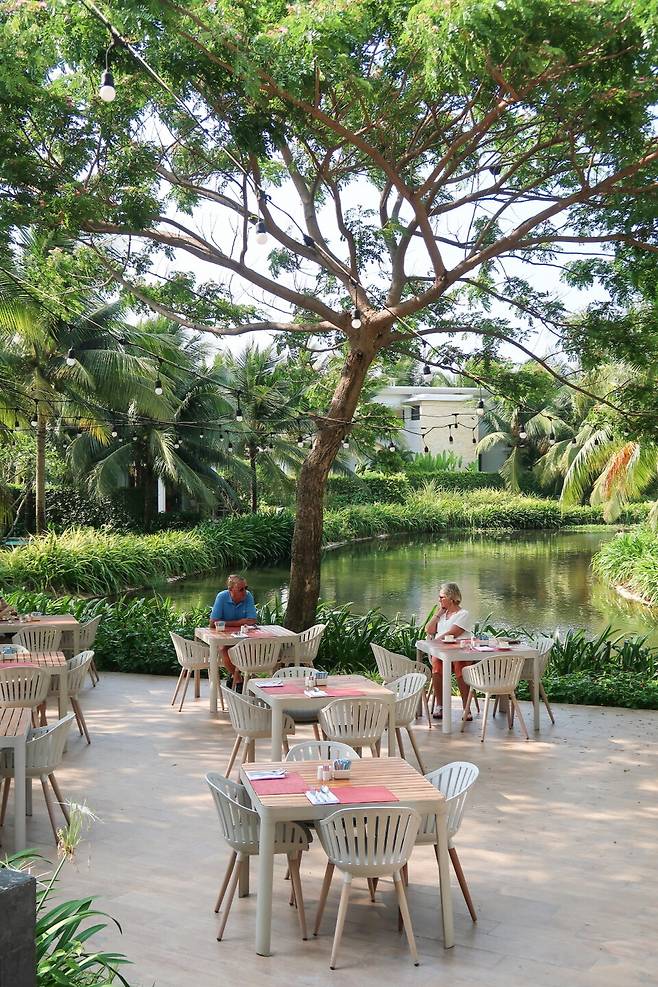 아무리 더워도 자연 속에서 조식을 먹어야 멋이 난다