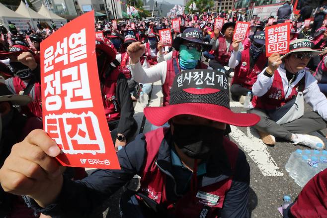 민주노총 조합원들이 지난달 17일 서울 세종로 일대에서 결의대회를 진행하고 있다. (사진=이데일리 이영훈 기자)