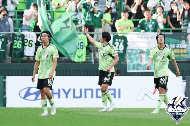 전북 조규성(가운데)이 3일 울산전에서 득점 후 기뻐하고 있다. 제공 | 한국프로축구연맹