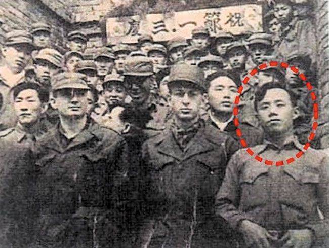 켈로(KLO)부대의 고(故) 이철(붉은 원) 대원이 전쟁 중이던 1952년 3·1절 행사를 마치고 동료 대원들, 미국 고문관들과 기념사진을 찍는 모습.