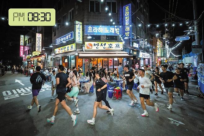 오후 8시 반. 러닝 크루 ‘CVS’ 회원들이 노가리 골목 만선호프 앞을 달리고 있다. /이건송 영상미디어 기자·김은경 기자