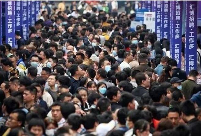 지난 4월 중국 충칭시에서 열린 취업박람회에 구직 청년들이 몰려 들어 북새통을 이루고 있다. ⓒ AFP/연합뉴스