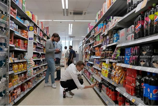 런던의 한 슈퍼마켓에서 쇼핑객들이 식료품을 구입하고 있다. AP 뉴시스
