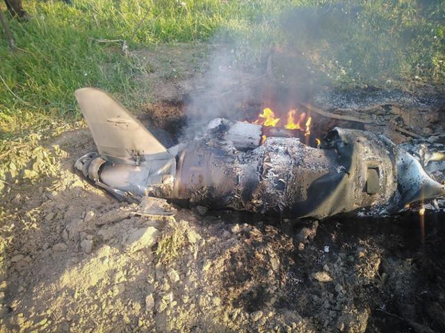 4월 18일 우크라이나 방공망에 의해 격추된 러시아 로켓 잔해가 불타고 있다. 키이우=AP 뉴시스