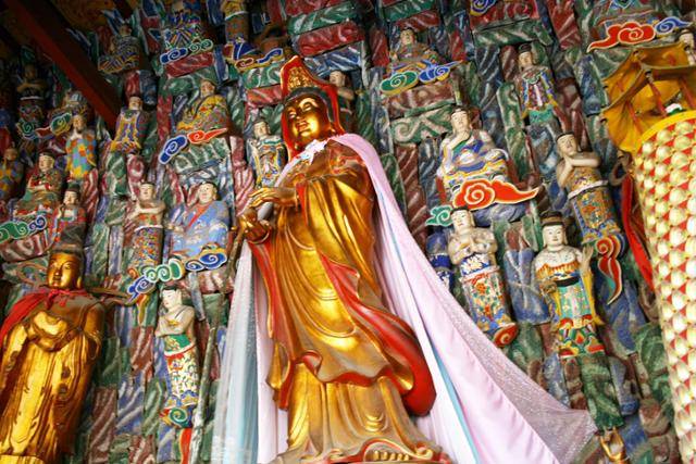 대상국사 대웅보전의 관음보살과 선재동자. ⓒ최종명