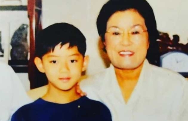 전두환 전 대통령 손자 전우원씨(왼쪽)가 어린 시절 할머니인 이순자 여사와 함께 찍은 사진을 공개했다. 전우원씨 인스타그램 갈무리