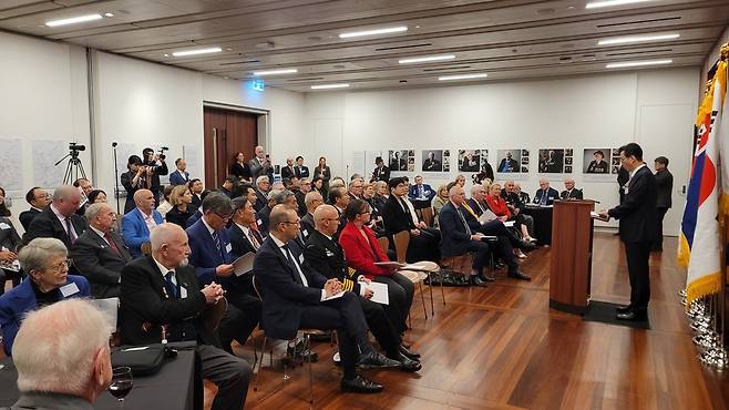 호주 참전용사 인물사진전 (시드니=연합뉴스) 박의래 특파원 = 2일(현지시간) 호주 시드니 안작 메모리얼에서 열린 참전용사 인물사진전에서 이태우 주시드니 총영사(오른쪽)가 기념사를 하고 있다. 2023.6.3. laecorp@yna.co.kr