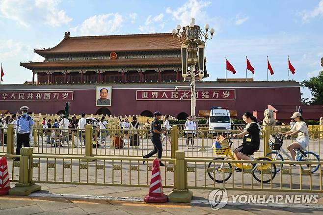 3일 베이징 톈안먼 주변의 시민들 (AFP.연합뉴스)
