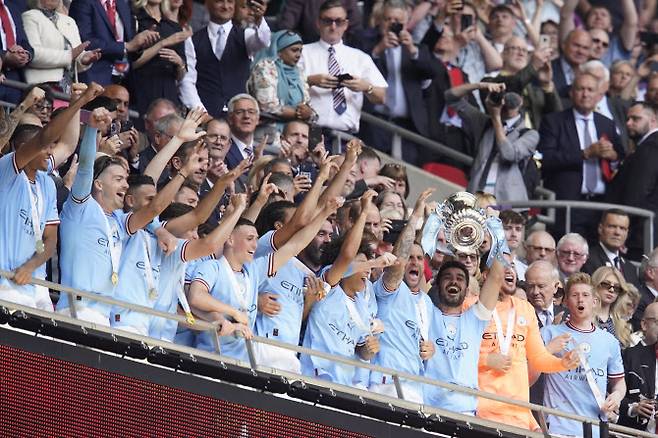 맨체스터 시티 선수들이 FA컵 우승 트로피를 들고 기뻐하고 있다. 사진=AP PHOTO