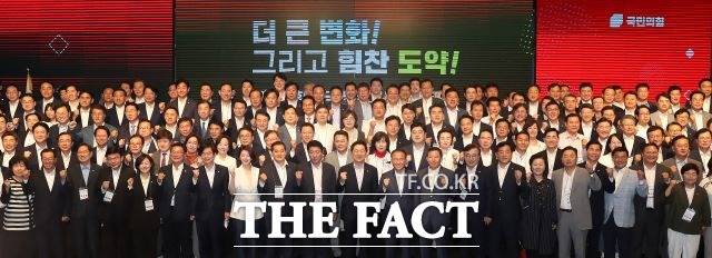 김기현 국민의힘 당 대표가 2일 오전 서울 여의도 중소기업중앙회에서 열린 '전국 당협위원장 워크숍'에 참석해 당협위원장들과 함께 기념촬영을 하고 있다. /뉴시스