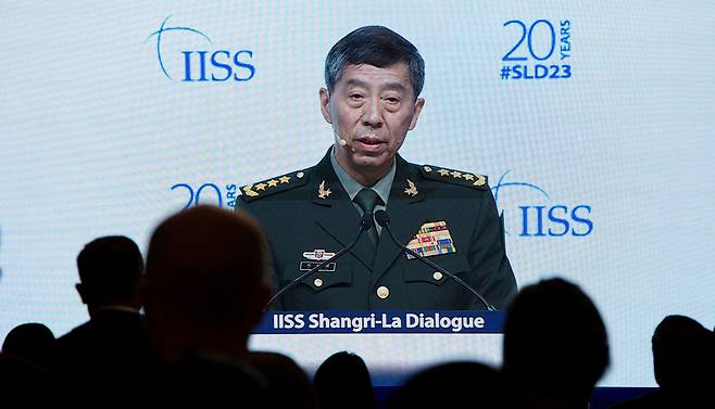 4일(현지시각) 제20차 아시아안보회의(샹그릴라 대화)가 열린 싱가포르 샹그릴라 호텔 행사장 앞에서 취재진 및 관계자 등이 리상푸 중국 국무위원 겸 국방부장의 연설을 스크린을 통해 지켜보고 있다. /연합뉴스