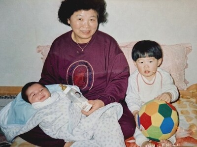 1991년 서울 강서구 글쓴이 집에서 작은 손자가 태어난 직후 서울에 와서 손자들을 돌보는 어머니 모습. 하성환 제공