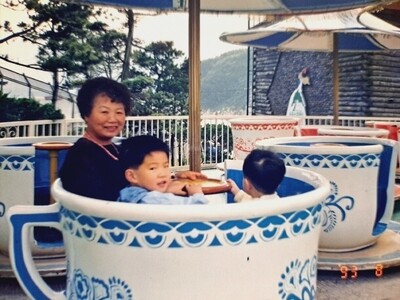 1993년 부산 영도구 동삼동 태종대 자유 놀이공원에서 어머니가 두 손자와 함께 한 모습. 하성환 제공