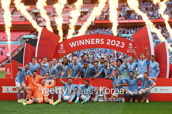 3일 영국 런던 웸블리에서 열린 2022~23 FA컵 결승전 맨체스터 시티와 맨체스터 유나이티드의 경기. 맨시티 선수단이 우승을 차지한 뒤 기념 촬영을 하고 있다. 게티이미지