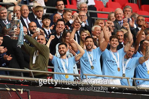 3일 영국 런던 웸블리에서 열린 2022~23 FA컵 결승전 맨체스터 시티와 맨체스터 유나이티드의 경기. 맨시티 선수단이 FA컵 우승을 차지한 뒤 환호하고 있다. 게티이미지