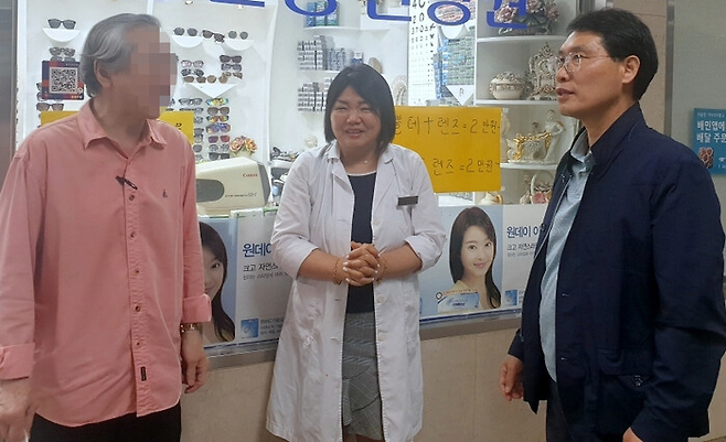 지난달 19일 몸을 제대로 가누지 못하는 노인에게 ‘갚을 필요 없다’며 20만원을 건네고 119를 부른 안경사 김민영씨(가운데).  치료를 마친 노인(왼쪽)은 김씨의 가게로 다시 돌아와 감사 인사를 건넸다. 서대문구 제공