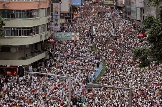 홍콩 시민들이 시내에 모여 반중 시위를 벌이고 있다. 국민일보 DB