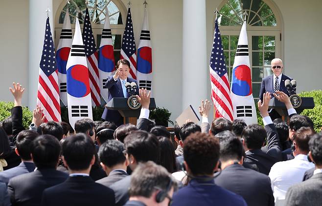 ▲ 미국을 국빈 방문한 윤석열 대통령과 조 바이든 미국 대통령이 4월26일(현지시간) 워싱턴DC 백악관 로즈가든에서 열린 공동 기자회견에서 질문을 받고 있다. ⓒ 연합뉴스
