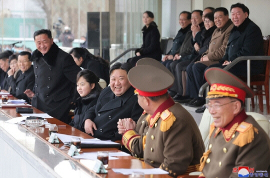 북한 조선중앙통신이 지난 2월 18일 공개한 광명성절 기념 체육경기 사진에서 김여정 부부장이 김정은 국무위원장과 주애로부터 멀리 떨어진 뒷줄 왼쪽 구석에 앉았다. 뉴시스