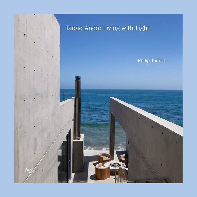 가수 칸예 웨스트가 2021년에 5725만달러에 매입한 캘리포니아주 말리부 해변에 있는 안도 다다오 설계 주택. 책 '안도 다다오: 빛과 함께 살기' 표지를 장식한 집이다.