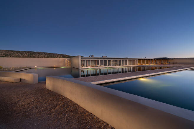 디자이너 톰 포드가 안도 다다오에게 설계를 의뢰해 뉴멕시코주 산타페 인근에 지은 목장 주택 전경. [kevinbobolskygroup.com 갈무리]
