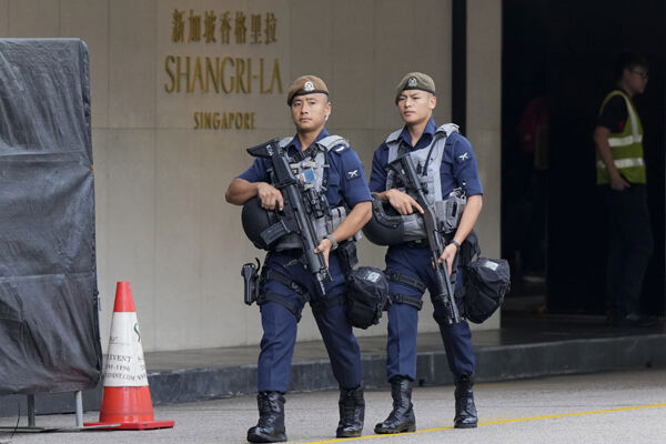 경찰이 연례 아시아안보회의가 열리고 있는 샹그릴라 호텔 주변에서 경계 근무를 하고 있다. 싱가포르=AP연합뉴스