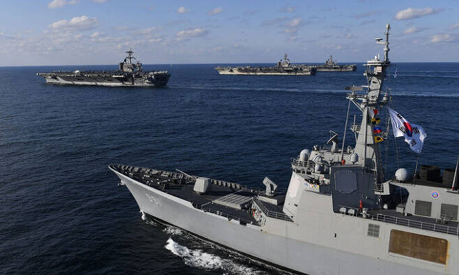 미 해군 함정과 연합훈련 중인 한국 해군 이지스구축함 세종대왕함. 해군 제공