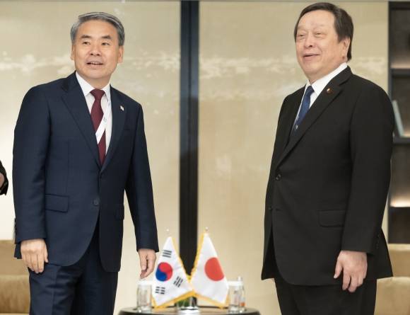 제20차 아시아안보회의(샹그릴라 대화)에 참석 중인 이종섭 국방부 장관이 4일(현지시간) 싱가포르 샹그릴라 호텔에서 하마다 야스카즈 일본 방위상과 양자회담에 앞서 웃으며 이야기를 나누고 있다. 한일 국방장관 사이에 열린 양자회담은 지난 2019년 11월 정경두 장관과 고노 다로 일본 방위상 간 만남 이후 약 4년 만이다. 2023.6.4 싱가포르 연합뉴스