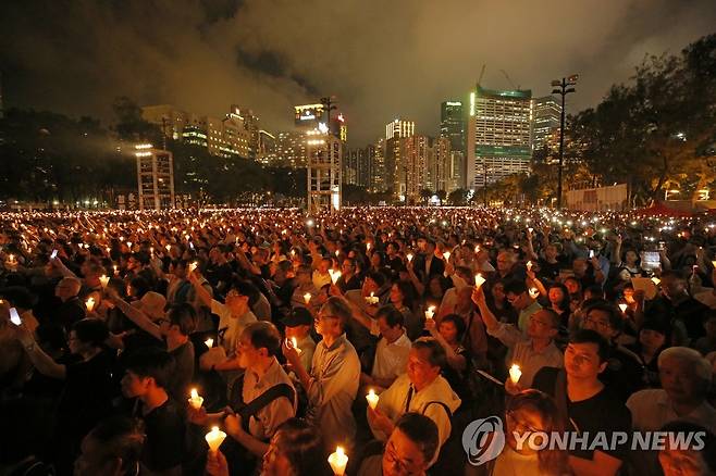 2019년 6월4일 홍콩 빅토리아 파크에서 열린 톈안먼 시위 추모 촛불집회 [AP 연합뉴스 자료사진]