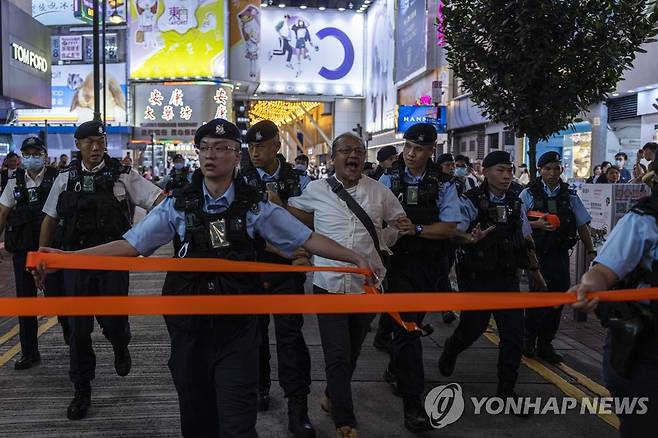 (AP=연합뉴스) 지난 3일 저녁 홍콩 경찰이 번화가 코즈웨이베이에서 시민을 연행하는 모습. 2023.6.4.