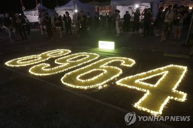 대만서 열린 텐안먼 민주화 시위 기념 촛불 집회 (AP=연합뉴스) 대만 타이베이 자유광장에서 4일 저녁 수백명이 참석한 가운데 톈안먼 민주화 시위 34주년 기념 촛불 집회가 열렸다. 2023.6.4.