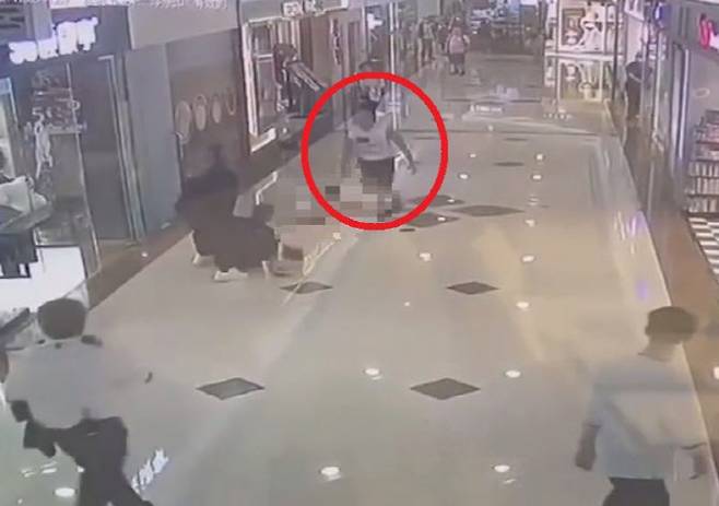 홍콩의 한 대형쇼핑몰에서 ‘묻지마 칼부림’ 사건이 발생했다. (사진=SNS 캡처)