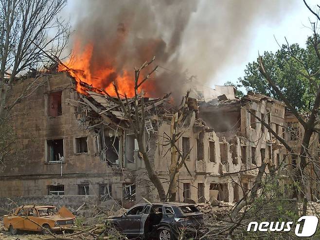 26일(현지시간) 우크라이나 드니프로에서 러시아 군의 미사일 공격을 받아 불길에 휩싸인 의료 시설이 보인다. 2023.5.27 ⓒ AFP=뉴스1 ⓒ News1 우동명 기자
