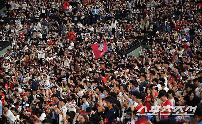 2023 KBO리그 롯데 자이언츠와 KIA 타이거즈의 경기가 2일 부산 사직구장에서 열렸다. 1루 관중석을 가득 메운 롯데 팬들이 열띤 응원전을 펼치고 있다. 부산=박재만 기자pjm@sportschosun.com/2023.06.02/