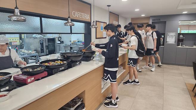 KCC 클럽하우스 식당에서 식사를 하고 있는 U-19대표팀 선수들.