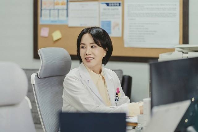 '닥터 차정숙'의 차정숙은 20년 차 가정주부에서 1년 차 레지던트가 된 중년 여성으로 엄정화의 빛나는 연기가 작품을 지탱했다는 평가를 받는다. /JTBC 제공