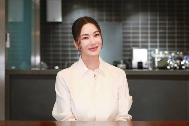 엄정화는 'N차 전성기'를 맞았다는 평에 대해 예전에는 "아니에요~"라며 손사래를 쳤지만, 요즘에는 "네!"라고 즐기고 있다며 특유의 밝은 미소로 웃었다. /사람엔터테인먼트 제공