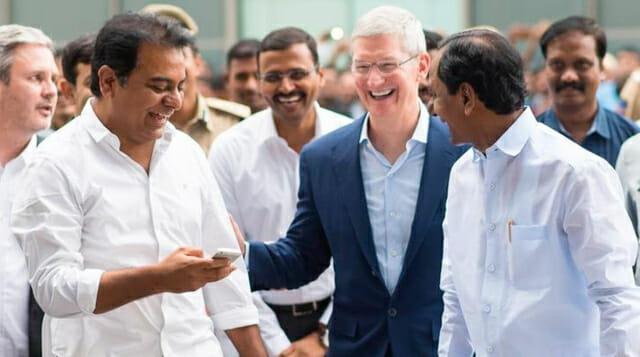 팀쿡 애플 CEO와 폭스콘 인도 사업장 직원들(사진=폭스콘)