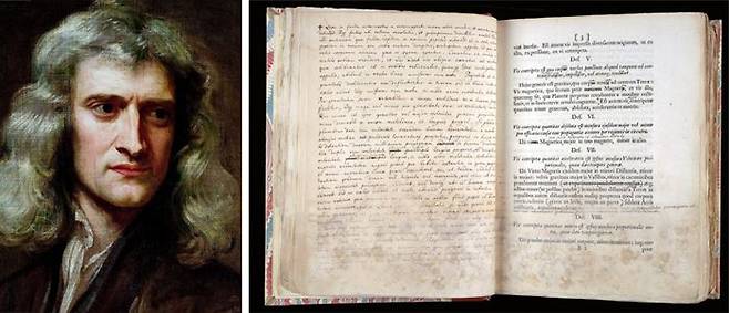 미국 뉴욕 크리스티 경매에서 370만달러(약 44억원)에 낙찰된 아이작 뉴턴의 과학책 ‘프린키피아’. 왼쪽 사진은 뉴턴의 초상화.
