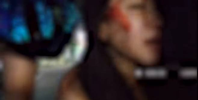 동료 BJ에게 포크로 공격당한 감성여울이 피를 흘리며 바닥에 주저앉았다. /온라인 커뮤니티