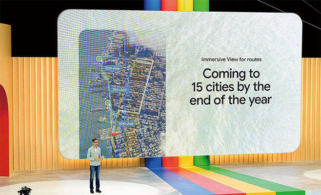 순다르 피차이 구글 CEO가 5월 10일(현지시각) 캘리포니아 마운틴뷰에서 열린 구글 개발자 콘퍼런스에서 구글 I/O 기조연설을 하고 있다. 사진 AFP연합