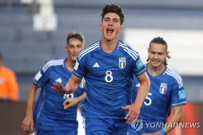 이탈리아 체사레 카사데이를 경계하라. 이번 대회 득점 1위를 달리고 있는 대형 공격수다 (연합뉴스)
