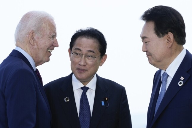 윤석열 대통령이 지난 5월21일 주요 7개국(G7) 정상회의가 열린 일본 히로시마 한 호텔에서 조 바이든 미국 대통령, 기시다 후미오 일본 총리와 환담하고 있다. 연합뉴스
