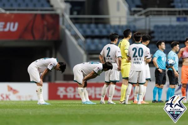 3일 제주월드컵경기장에서 열린 하나원큐 K리그1 16라운드 제주와 강원의 경기. 강원 선수들이 무승부를 거둔 뒤 아쉬워하고 있다. 프로축구연맹