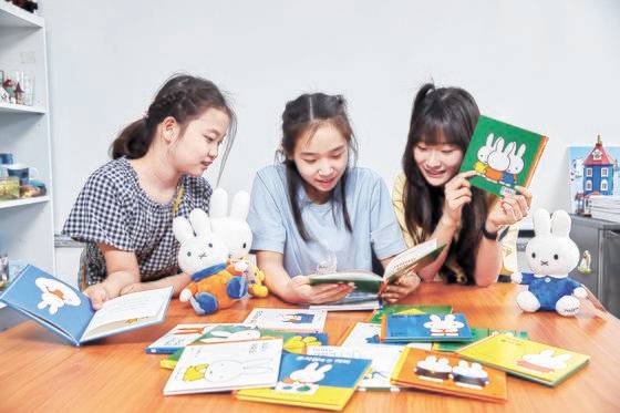 어릴 적 봤던 미피 그림책을 다시 보며 캐릭터의 매력에 대해 얘기하는 박재인·최규연·오수아(왼쪽부터) 학생기자.