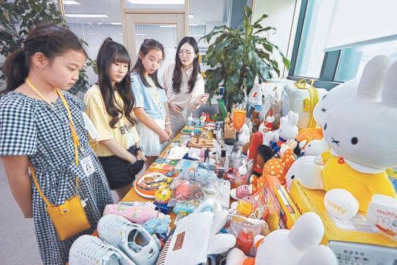소중 학생기자단의 궁금증을 풀어준 오윤주(맨 오른쪽) SMC 대리가 다양한 미피 관련 상품들을 소개하고 있다.