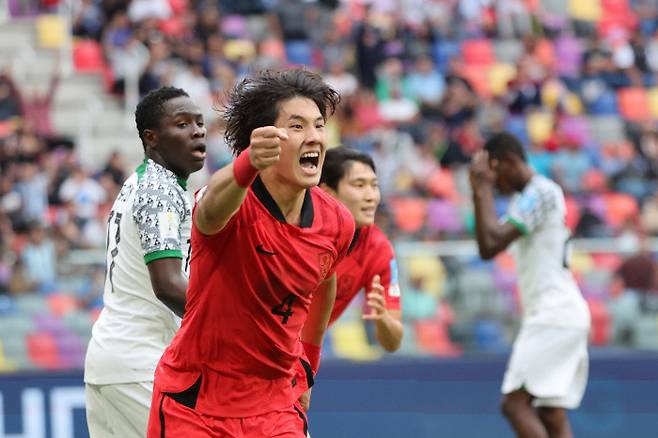 한국 대표팀 최석현이 5일 아르헨티나에서 열린 국제축구연맹 20세 이하 월드컵 8강전 나이지리아전에서 연장 전반 선제 결승골을 넣은 뒤 환호하고 있다. 산티아고 델 에스테로 | 연합뉴스