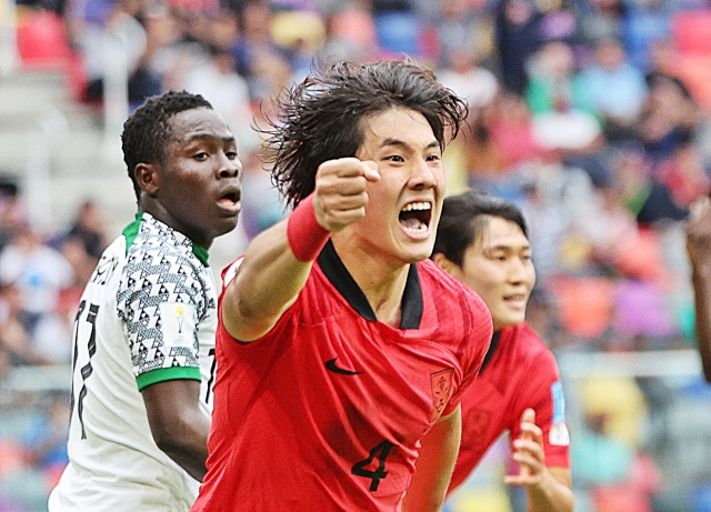 한국 20세 이하 남자축구 대표팀 최석현이 5일(한국시간) 아르헨티나 산티아고 델 에스테로 스타디움에서 열린 2023 국제축구연맹(FIFA) U-20 월드컵 8강전 나이지리아의 경기에서 헤더골을 넣은 뒤 환호하고 있다. 연합뉴스