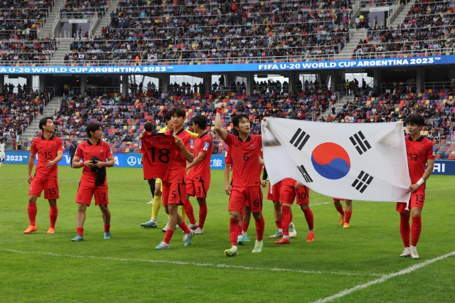 2023 국제축구연맹(FIFA) 20세 이하(U-20) 월드컵 4강에 진출한 한국 대표팀 선수들이 경기 후 태극기를 들고 자축하고 있다. 연합뉴스